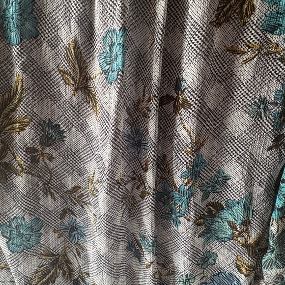 Floral Patterned Women's Top - Picture 7 of 9